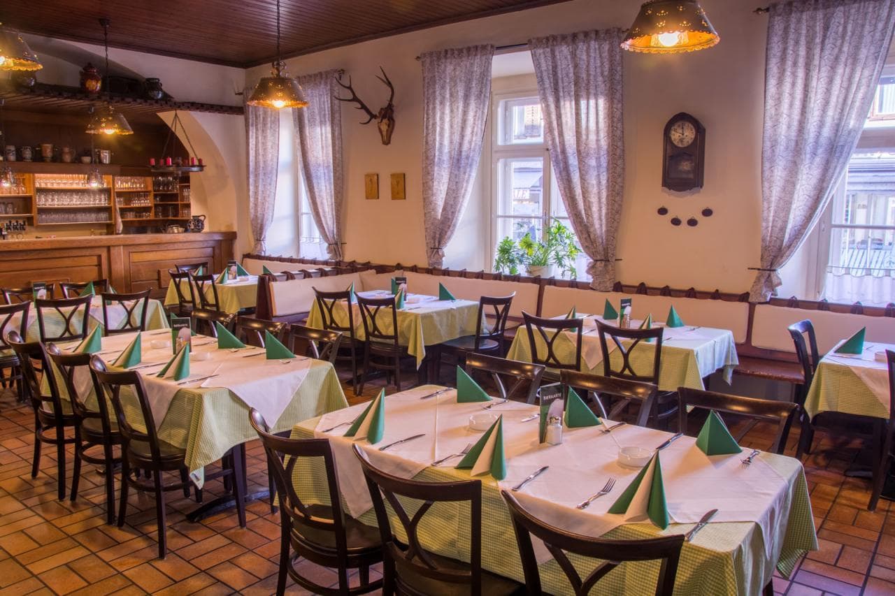 Gastraum im Restaurant Brandhof mit gedeckten Tischen